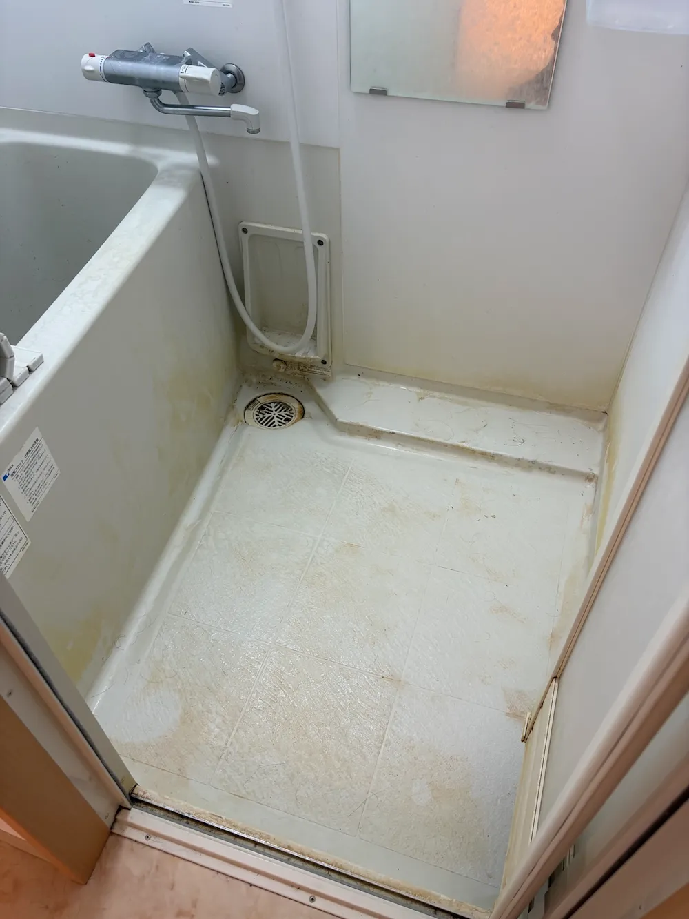清掃前の水垢や石けんカスが付着した浴室